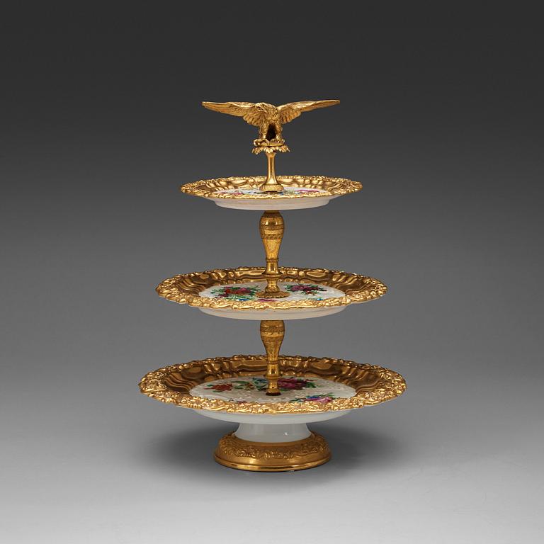 ETAGERE, porslin och brons. Ryssland, kejserliga porslinsmanufakturen, St Petersburg, Nikolaj I:s period (1825-55).