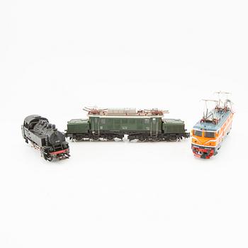 Märklin, 4 pcs. locomotives, including model 3031 and 3074, 6 cars of various models.