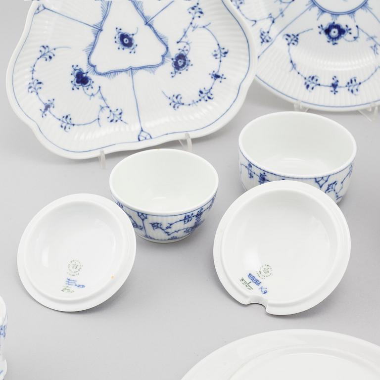 76 pieces of porcelain tableware from Royal Copenhagen in Denmark, model "Musselmalet", second half of the 20th century.