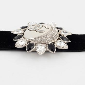 Chanel, A choker necklace, 2022.