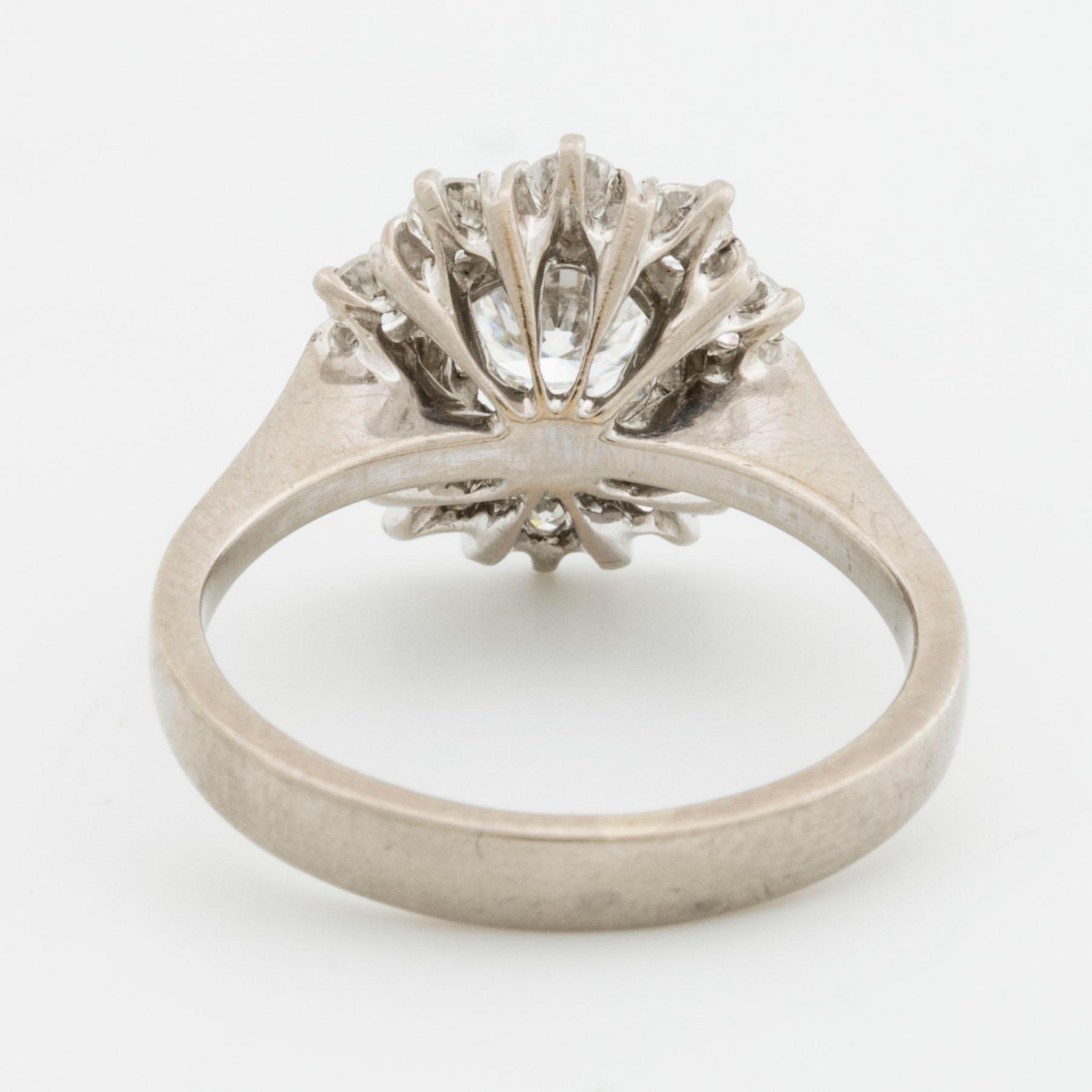 BRILJANTRING 18K vitguld m 1 briljant ca 0,55 ct TW VS, samt 10 mindre briljanter ca 0,70 ct TW SI.