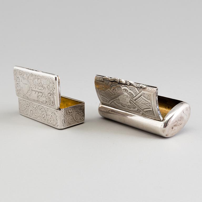Two silver snuff boxes, C Tengstedt, Gothenburg, 1847, and C. Jonsson, Linköping, 1884. Weight 171 grams.