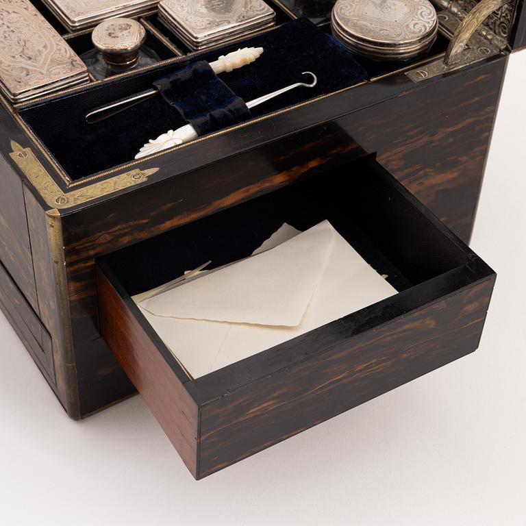 Reseschatull, silver, England, 1860-tal.