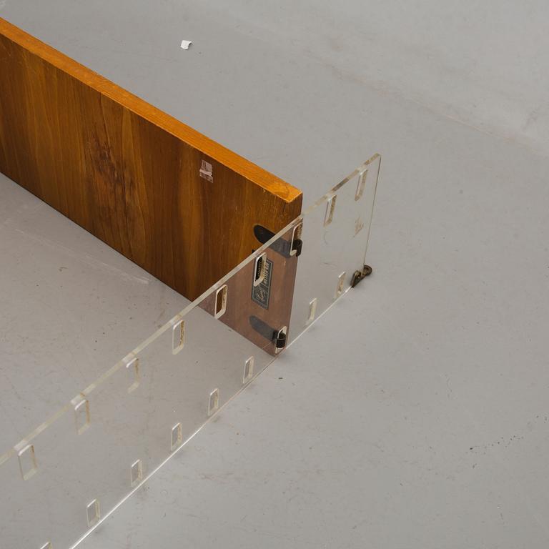 HYLLA, "String", Nils Strinning, 1900-talets andra hälft.