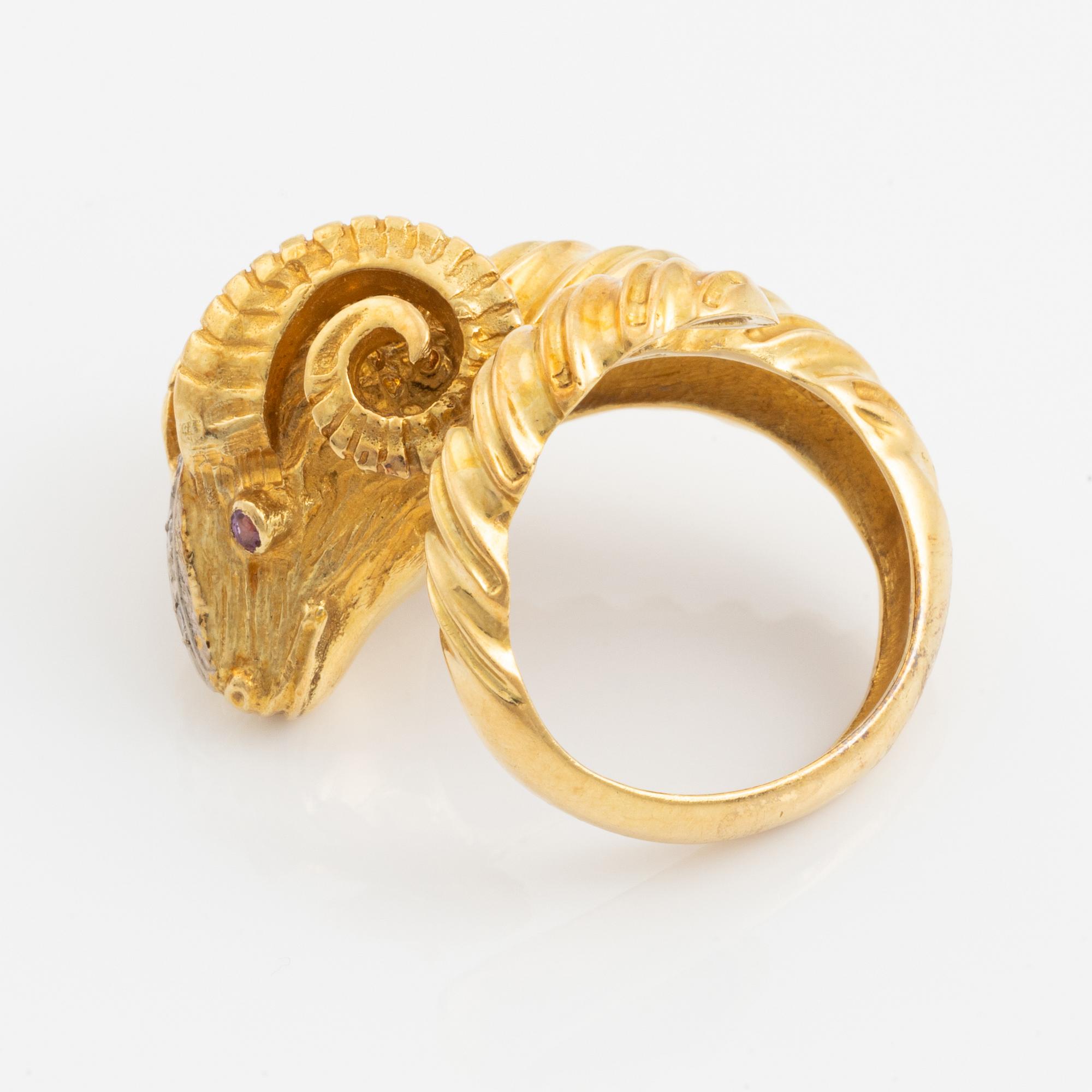 Ring 18K guld i form av en bagge med runda briljantslipade diamanter samt rubiner.