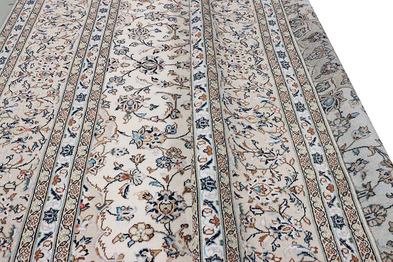 A Kashan carpet, c. 345 x 240 cm.