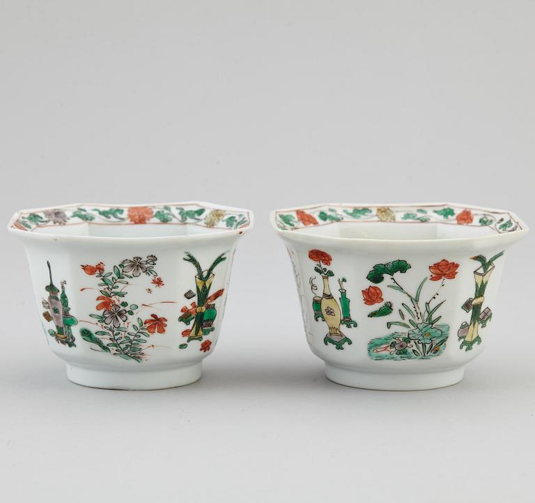 A pair of famille verte bowls, Qing dynasty.