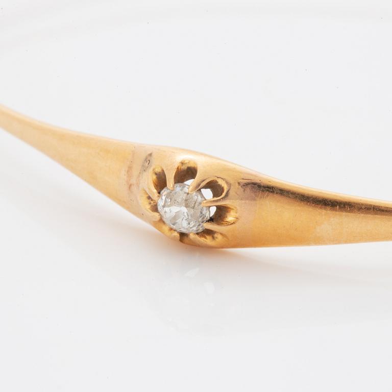 ARMRING, guld med gammalslipad diamant.