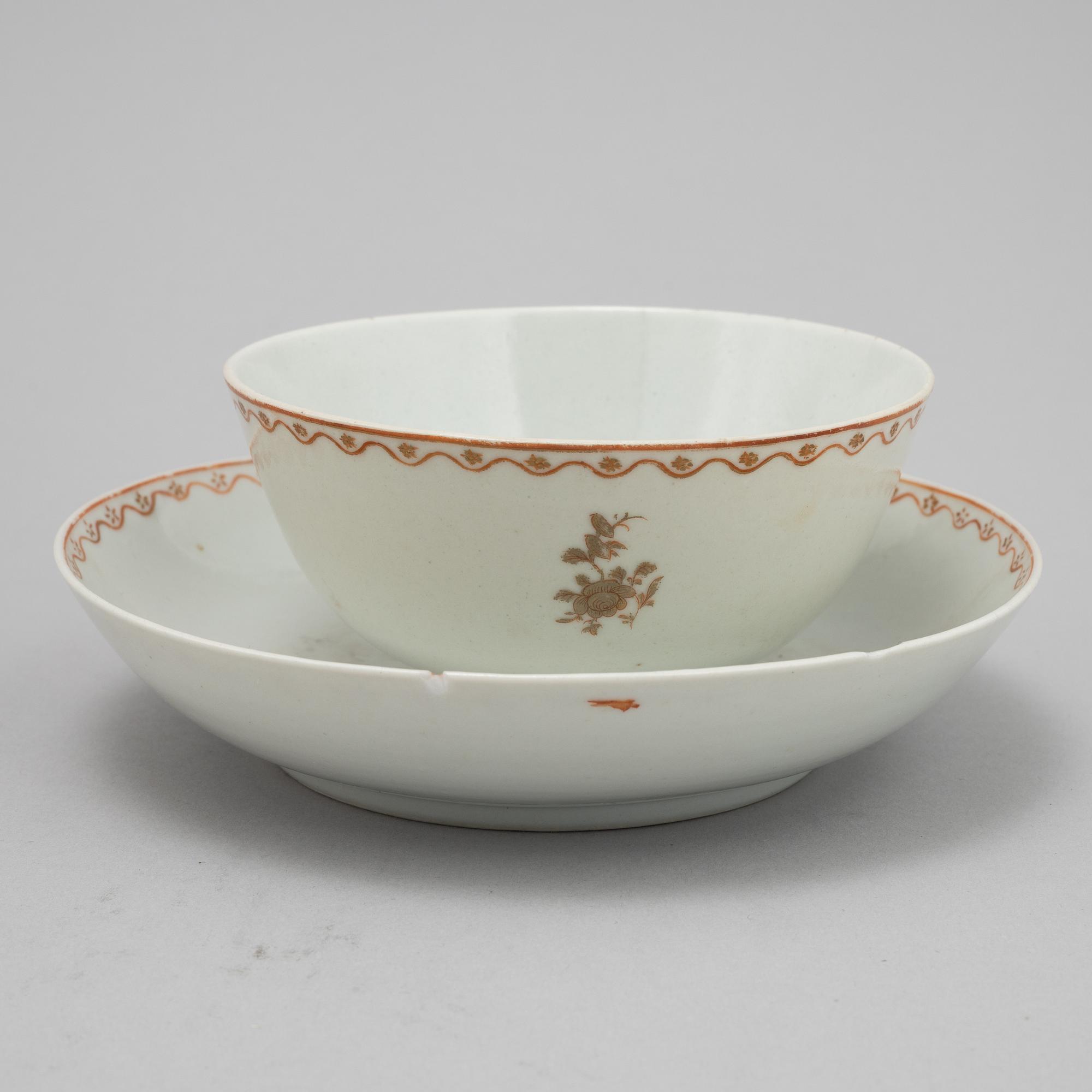 Koppar med fat, fyra st samt kanna, porslin, Qingdynastin, Qianlong (1736-95).
