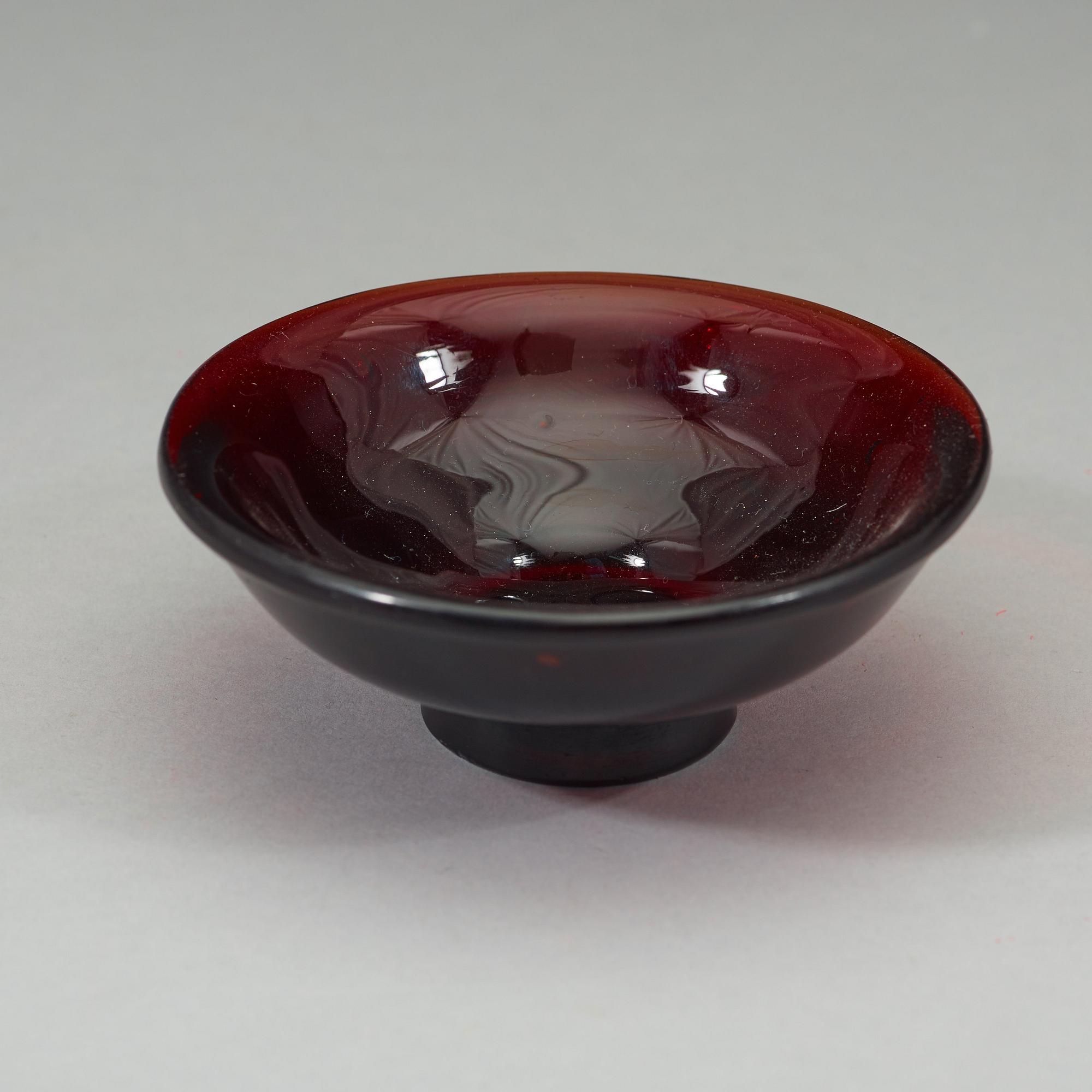 A Chinese Peking glass bowl, Qing dynasty (1644-1912).
