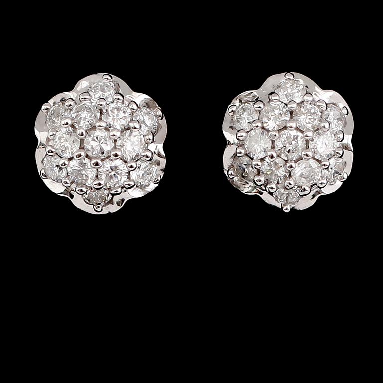 ÖRHÄNGEN, 1 par, 18 k vitguld, briljantslipade diamanter tot ca 0.58 ct.