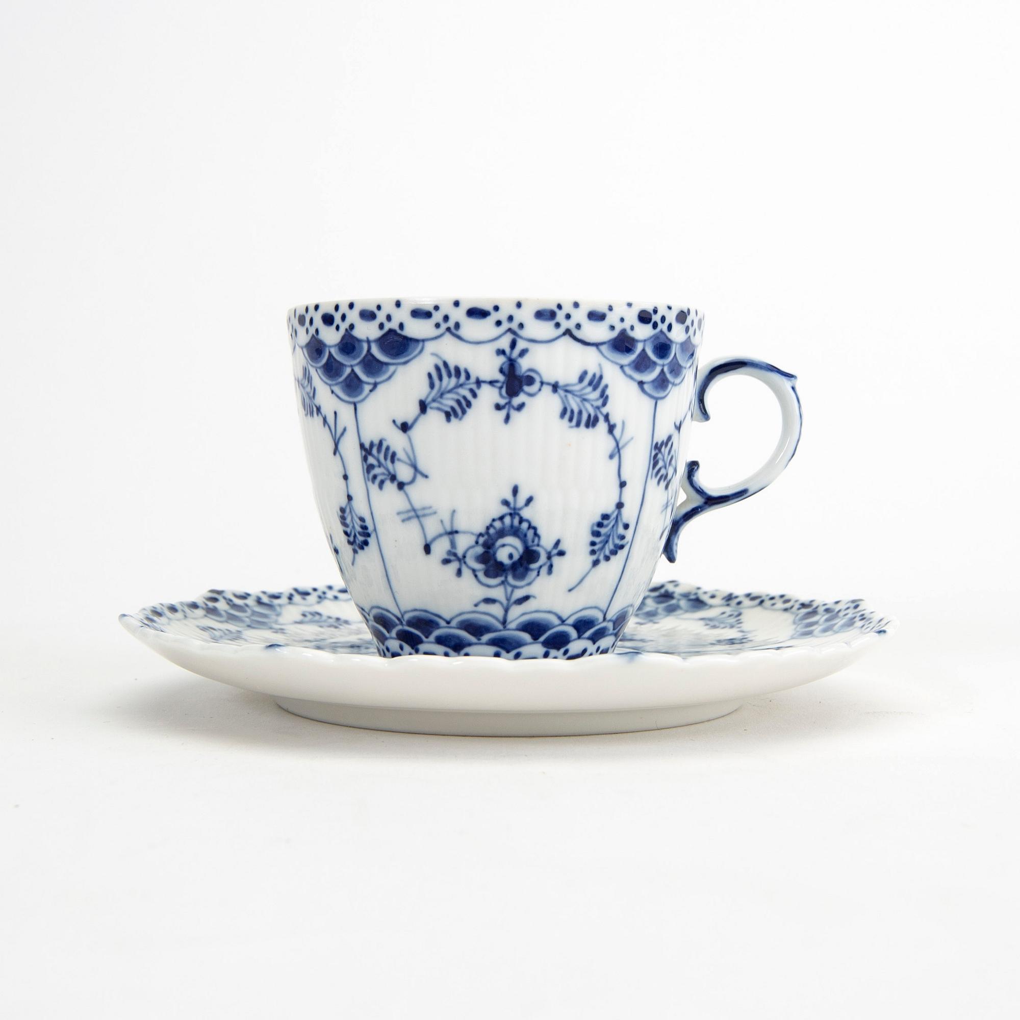 A Musselmalet 25 pcs porcelain service Royal Copenhagen Denmark 1870-1984.