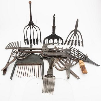 A collection of 14 cast iron ljuster 19th/20th century.
