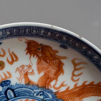 A CHINESE UNDERGLAZE BLUE AND RED DRAGON DISH. CHINA. QINALONGS MARK. LATE 19TH CENTURY.