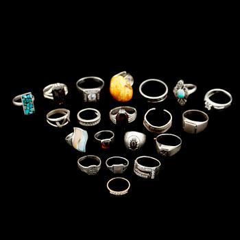 RINGAR, 19 st, silver, 1900-talets andra hälft. Total vikt med stenar ca 96 gram.