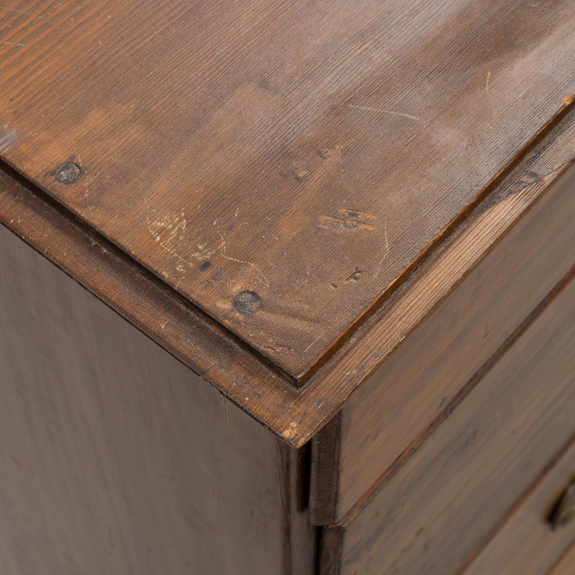 A chest of drawers, 19th century.