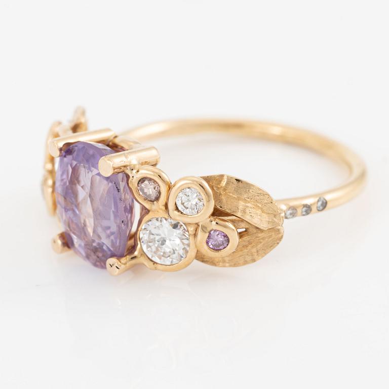 Ring with pink sapphire and brilliant-cut diamonds.