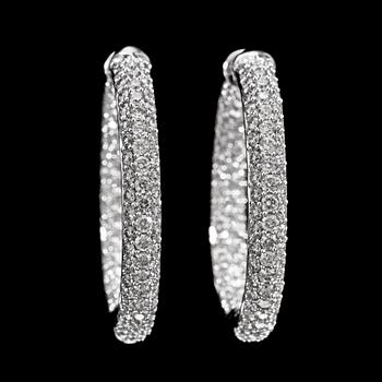 1038. A pair of brilliant cut diamond earrings, tot. 4.52 cts.