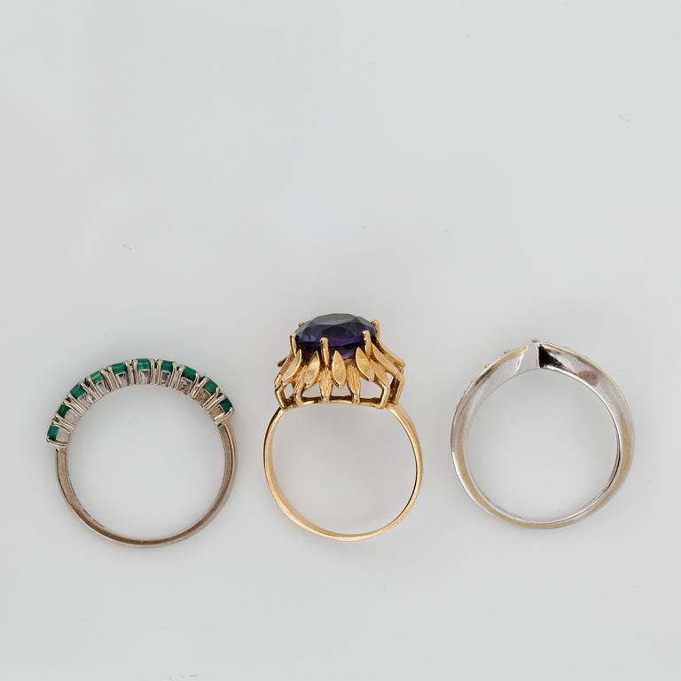 RINGAR, 3 st, guld 18K, diamanter, syntetisk safir, smaragder, bla Heribert Engelbert, Stockholm 1983. Tot ca 12 gram.