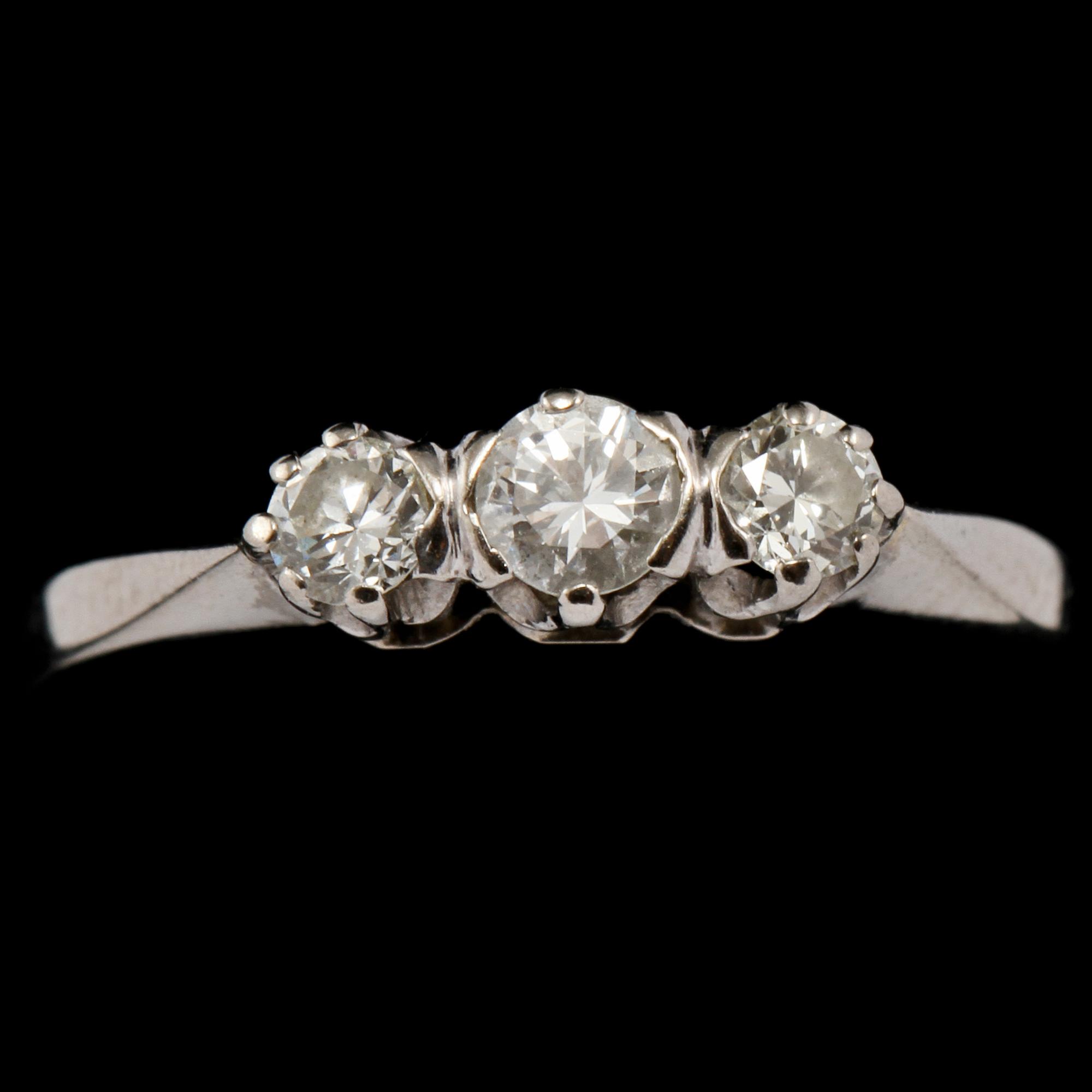 RING, 18k vitguld med 3 äldre briljantslipade diamanter, totalt 0.29 ct, Ceson, Göteborg, 1972. Vikt 2 g.