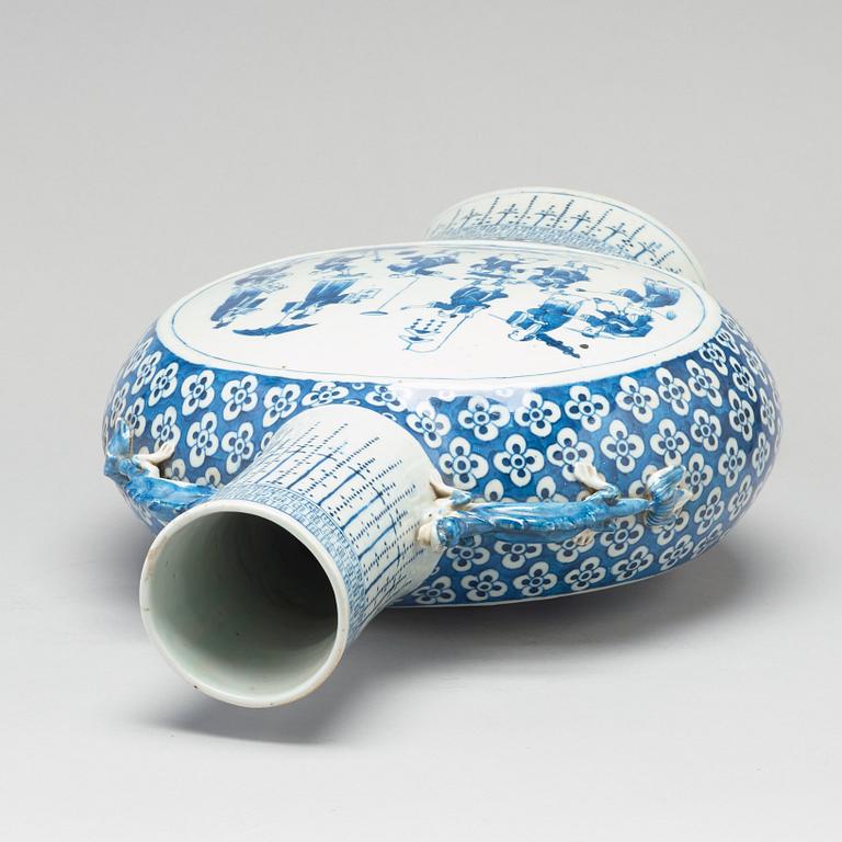 A large blue and white moon flask, Qing dynasty, 19th Century.