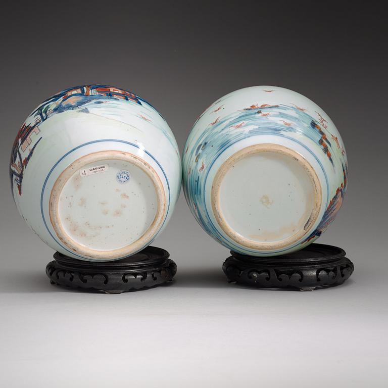 KRUKOR, två stycken, porslin. Qingdynastin, 1700-tal.