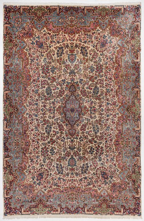 Matta, Kirman, ca 540 x 350 cm.