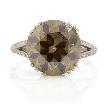 519. Ring platina med gulgrönbruntonad rund briljantslipad diamant ca 5.50 ct. CG Hallberg, Stockholm 1951.
