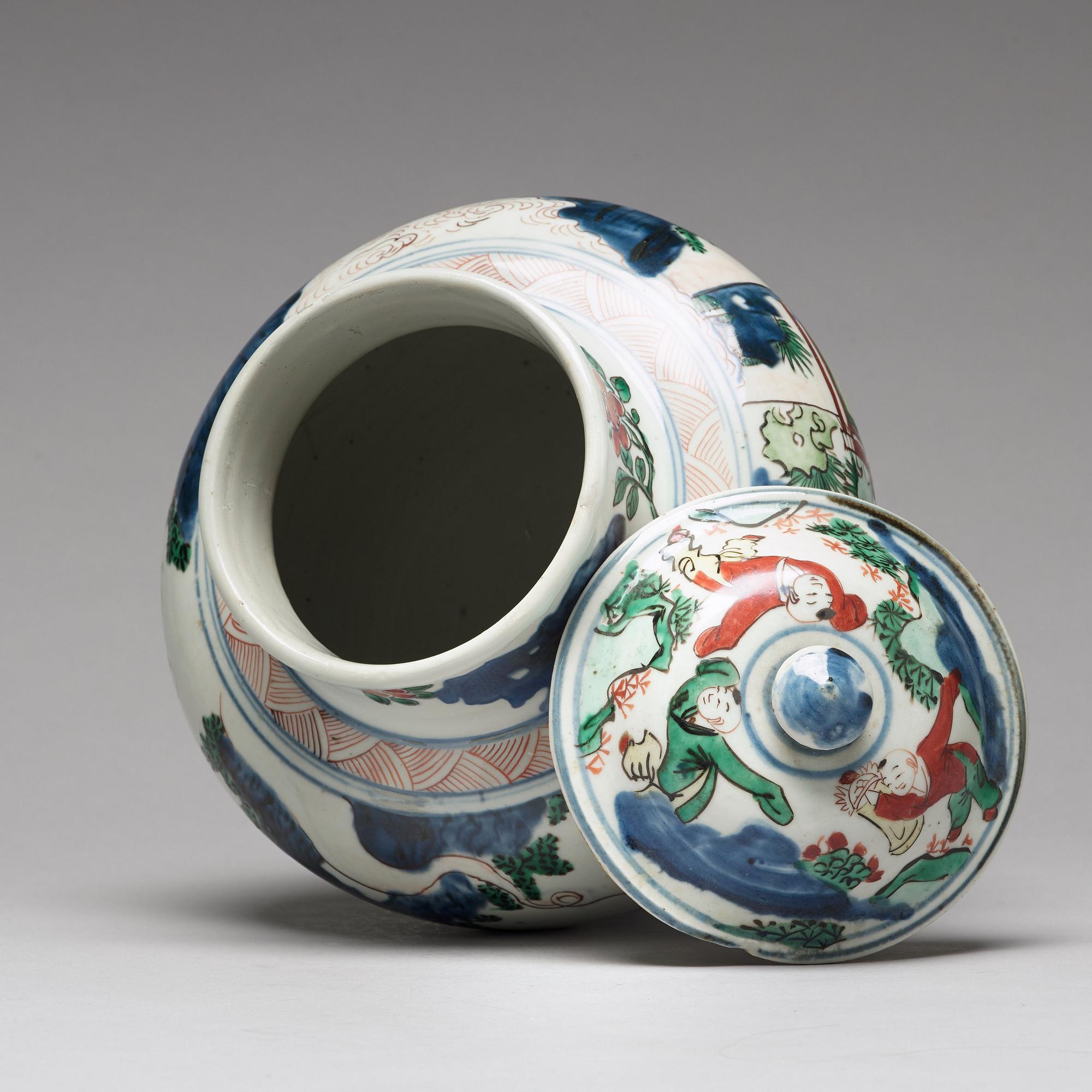 A Transitional wucai baluster vase with cover, 17th Century, Shunzhi (1644-1662).