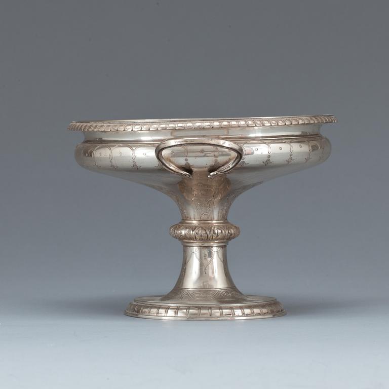 SKÅL på FOT, silver, ej stämplad, 1800-talets andra hälft. Vikt ca 440 g.