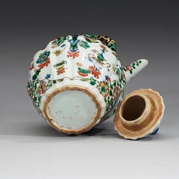 TEKANNA, porslin. Qing dynasty, Kangxi (1662-1722).