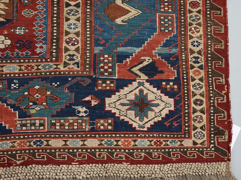 ANTIK ÖSTKAUKASISK SOUMAK. 271 x 222,5 cm.