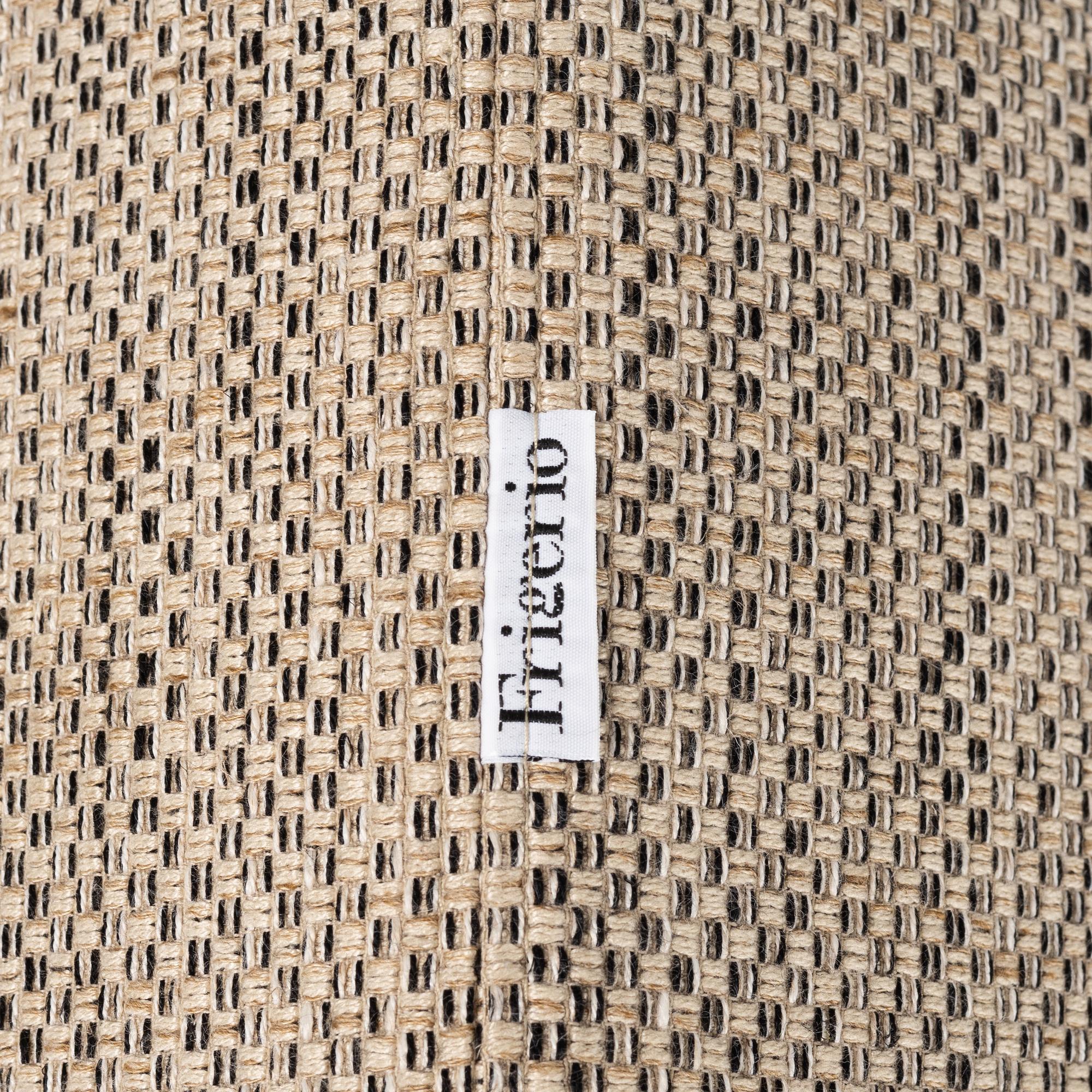 A 'Tiziano' chaise lounge from Frigerio, Italy.