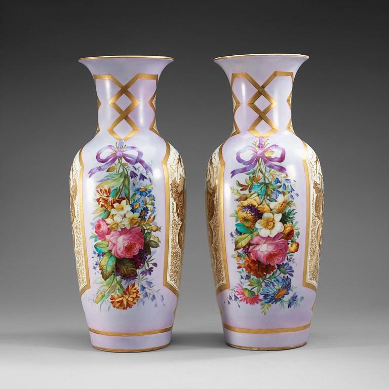 VASER, ett par, opalglas. Attribuerade till Kejserliga glas och porslinsmanufakturen, St Petersburg, 1800-tal.
