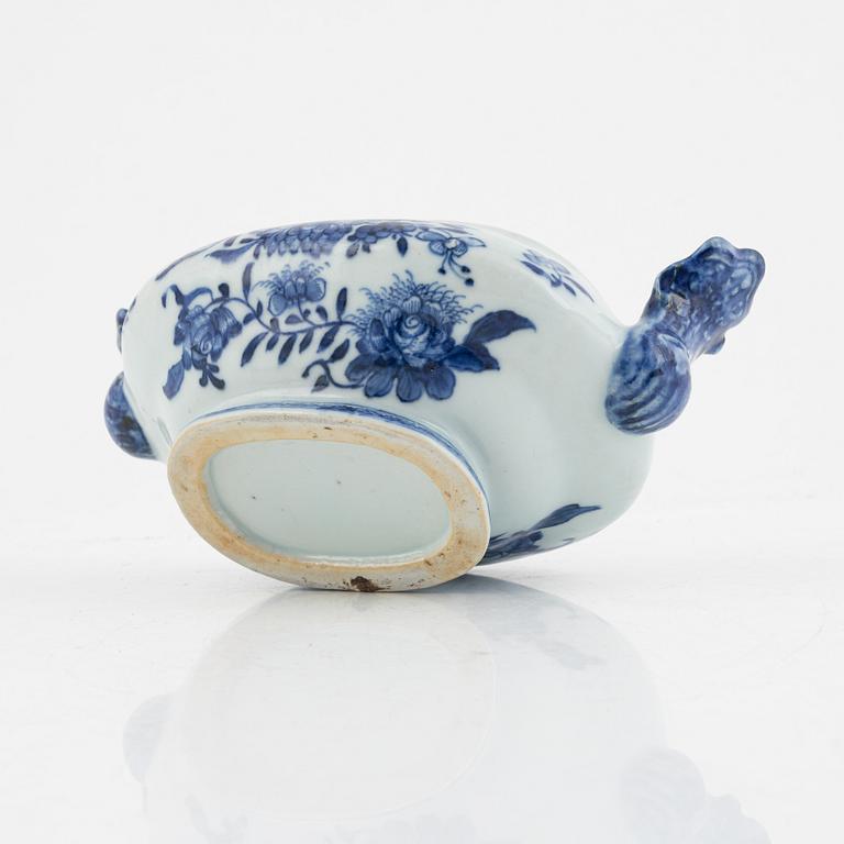 A Chinese bluen and white export porcealin sauce tureen with cover, Qing dynasty, Qianlong (1736-96).