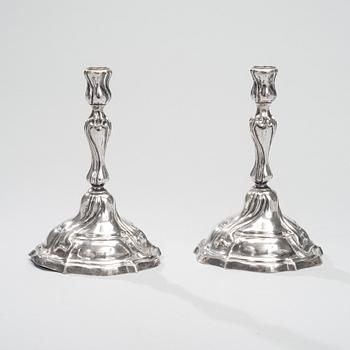 LJUSSTAKAR ETT PAR, silver, Tyskland, Dresden ca 1770-80. Vikt 640 g.