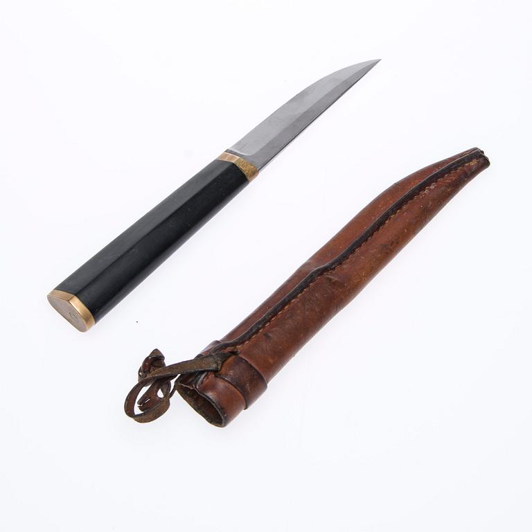 PUUKKO-KNIV, rostfritt stål, nylon och mässing, Tapio Wirkkala. Formgiven 1961.