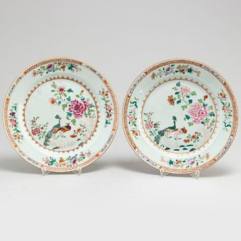 TALLRIKAR, tre stycken, kompaniporslin. Qingdynastin, Qianlong (1736-95).