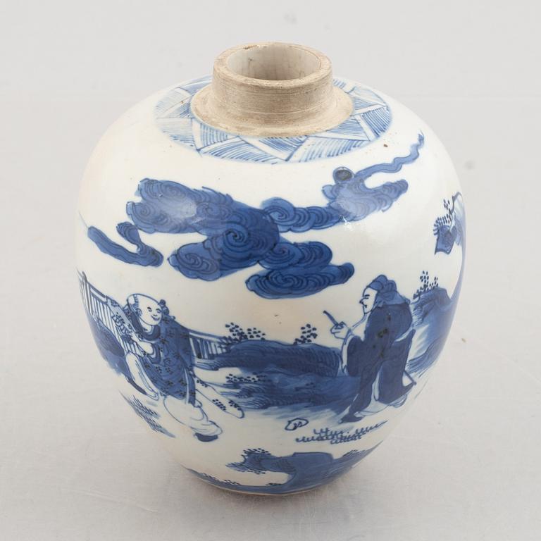 A Chinese blue and white porcelain tea caddie, Qing dynasty.