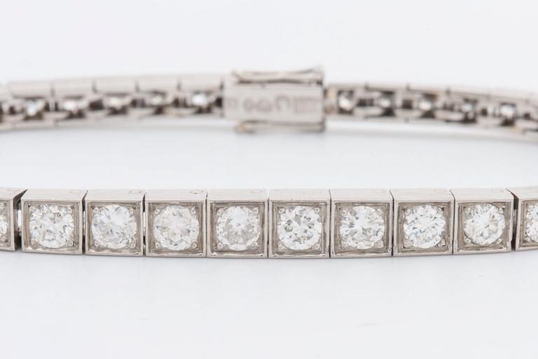 BRACELET platinum 41 brilliant-cut diamonds approx 5 ct in total, Juvelfabriken Stockholm 1947.