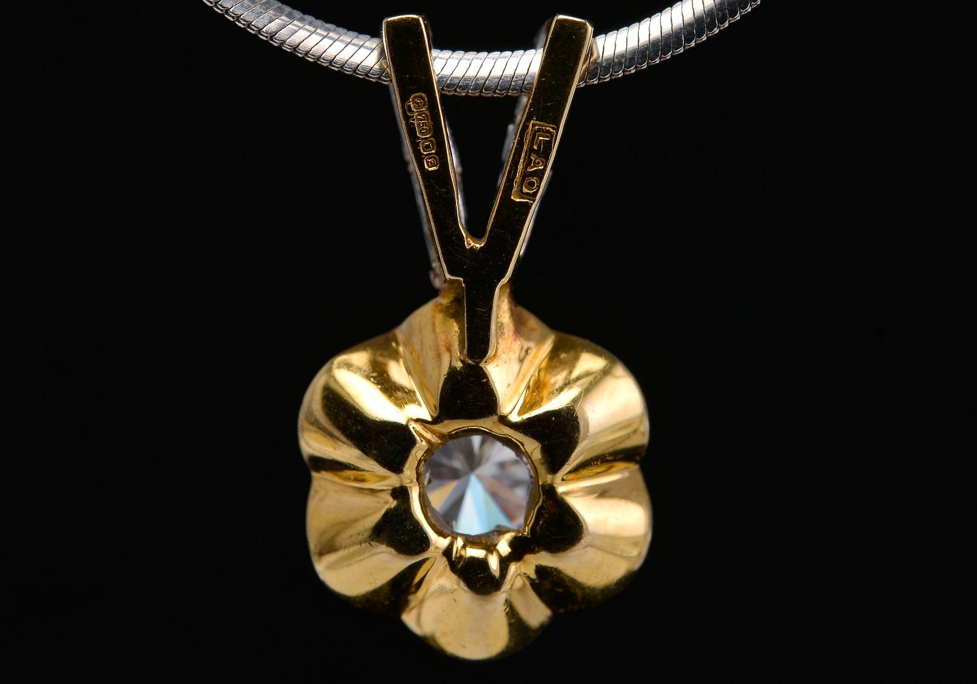 A PENDANT, briliant cut diamond c. 0.50 ct. vvs. 4 small  trapeze cut diamonds. 18K gold. Weight 7,3 g.