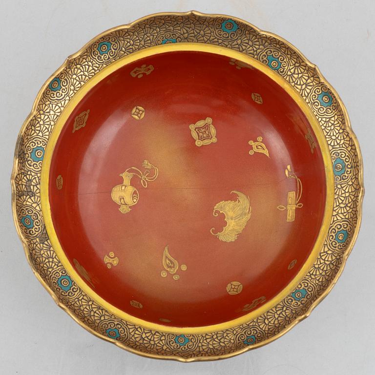 A Japanese porcelain tureen with cover and a lacquer box with cover, early 20th century.