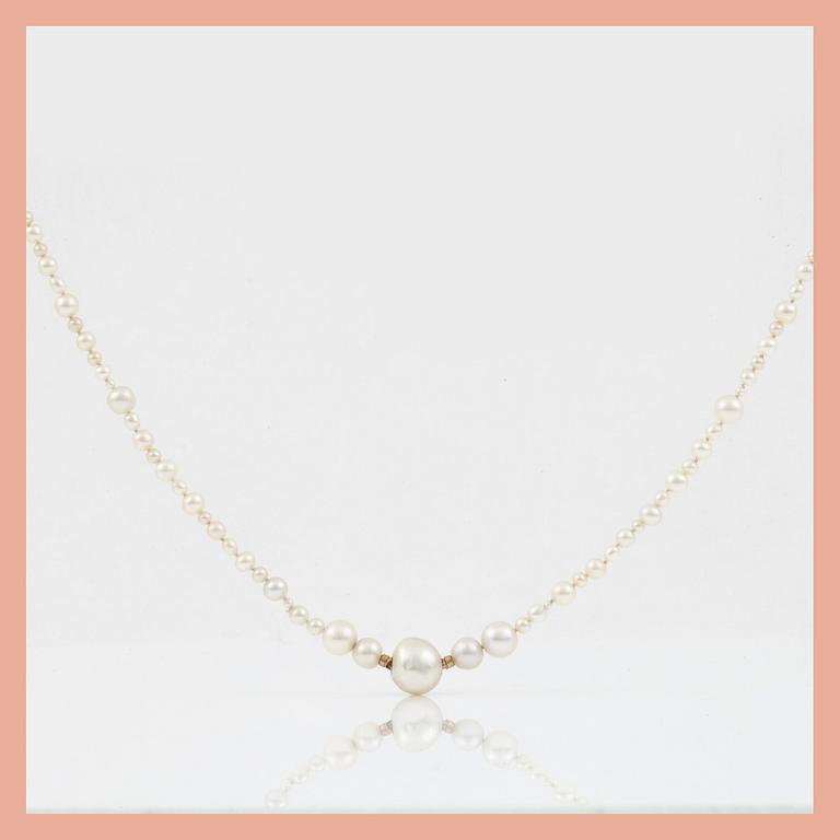 COLLIER med odlade samt troligen äkta pärlor i varierande storlekar. Ø 10 - 1.5 mm.