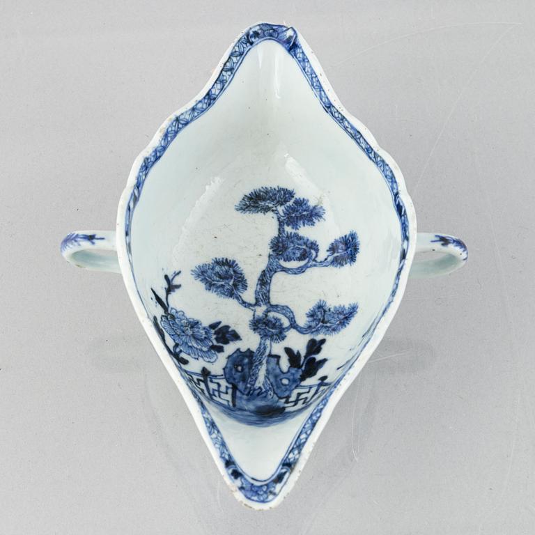 A blue and white export porcelain serving dish and sauce bowl, China, Qianlong, (1736-95).