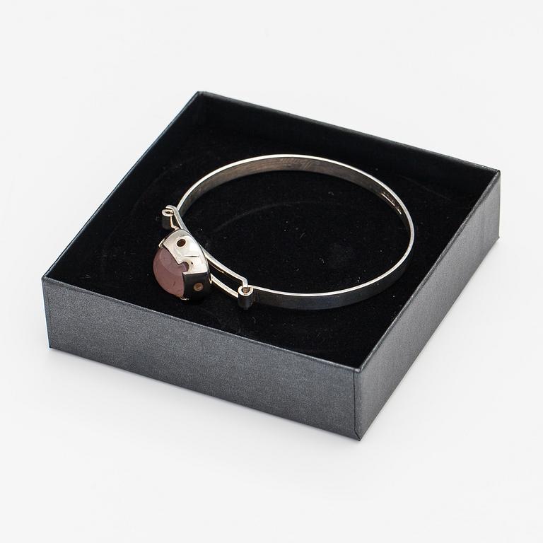 A silver bracelet with a rose quarts. Martti Viikinniemi, Heinola 1966.