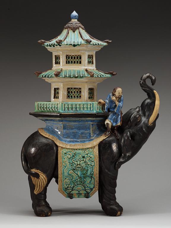 A pair of elephants with pagodas, presumably Qing dynasty.