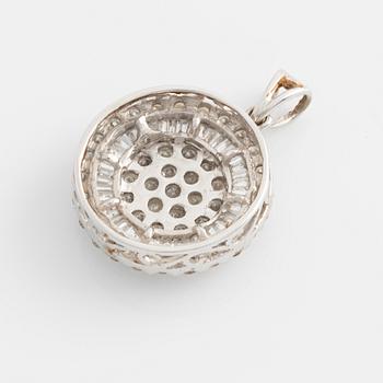Pendant, white gold with baguette and brilliant cut diamonds.