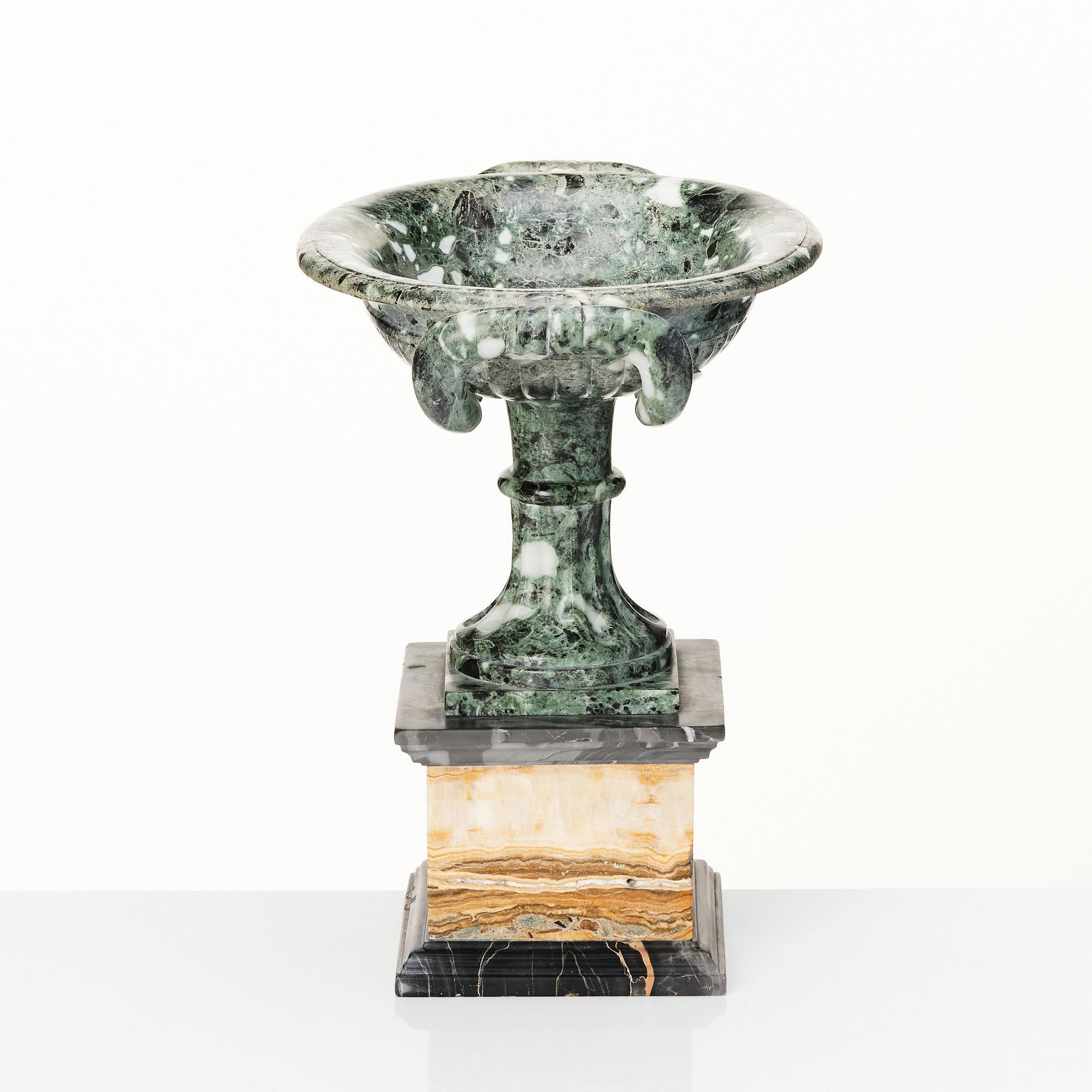 A presumably Italian marble and onyx tazza, around year 1900.