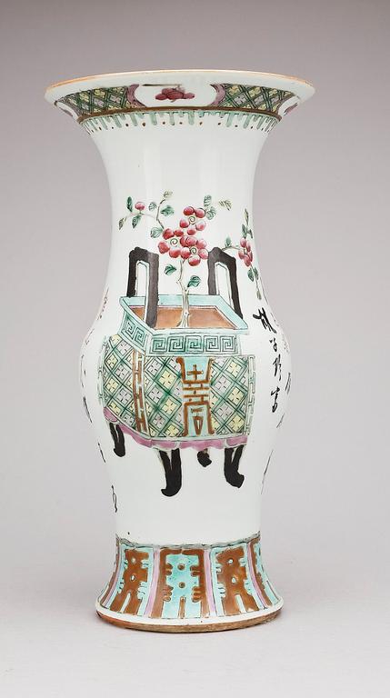 VAS, porslin, Kina 1900-tal.