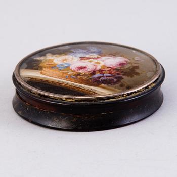 Mélanie De Comolera, DOSA MED MINIATYRMÅLNING.